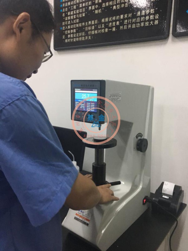 老客戶推薦給新客戶的另一臺數(shù)顯洛氏硬度計，在客戶現(xiàn)場順利交付